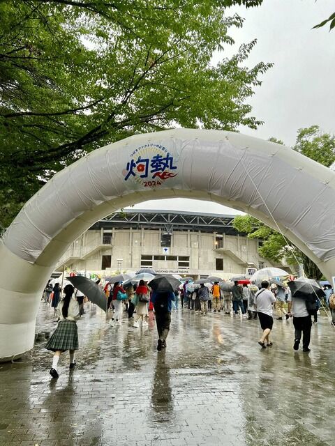 【画像】アイドルのコンサート帰路で台風難民になった大月駅のオタクに食糧が配布されるｗｗｗｗｗ