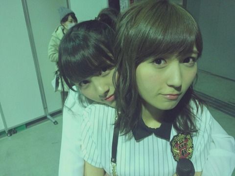 【AKB48】発情したなーにゃ、涼花の首筋を攻める【大和田南那・大島涼花】