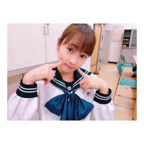 元AKB川栄李奈ちゃん(23)がインスタにセーラー服姿の写真を投稿 「現役JKに見える」「りっちゃん、制服まだまだイケるね」と絶賛