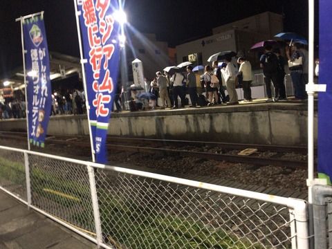 【悲報】大量のチーム8ヲタが終電に乗れず 野宿決定⁈