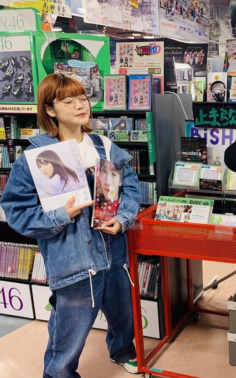 BiSHのﾁｯﾁさん AKB48矢作萌夏と乃木坂46与田祐希の写真集を抱えて幸せそう