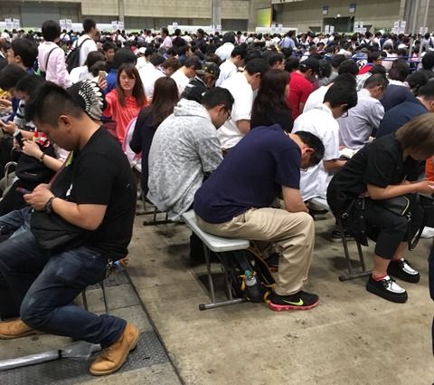 【朗報】 初めてAKBの握手会に来た坂道ヲタが、運営とヲタに驚嘆するｗｗｗｗｗ