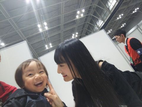 【悲報】NMB48岡本怜奈たんが写メ会でヲタの顔に触れるルール違反発覚ｗｗｗ