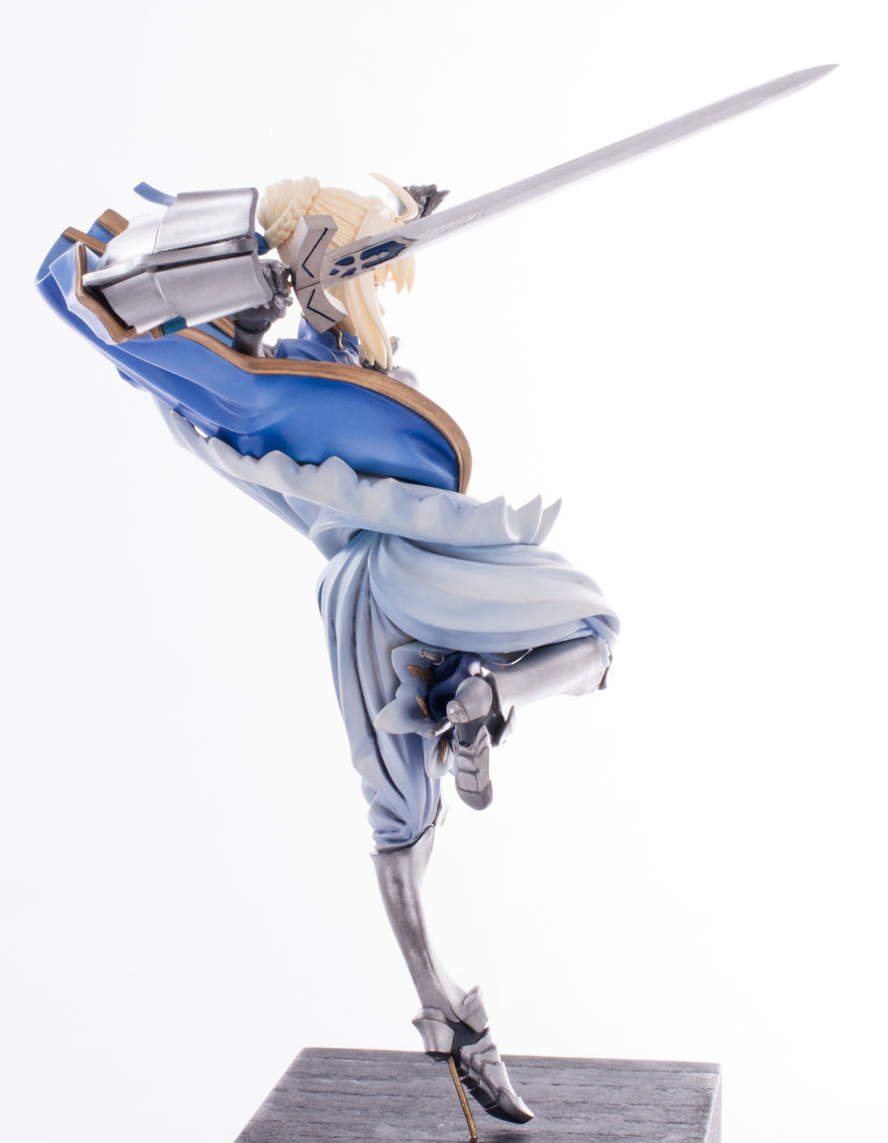 セイバー/アストルフォが大胆なアクションポーズで立体化
