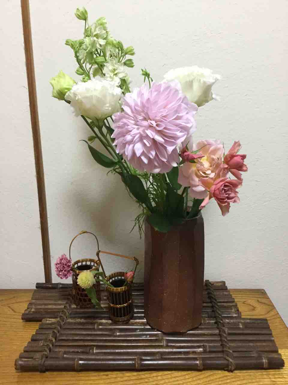 秋の花と竹の花入れ おはぎ日記