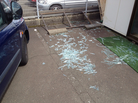 ガラス飛散