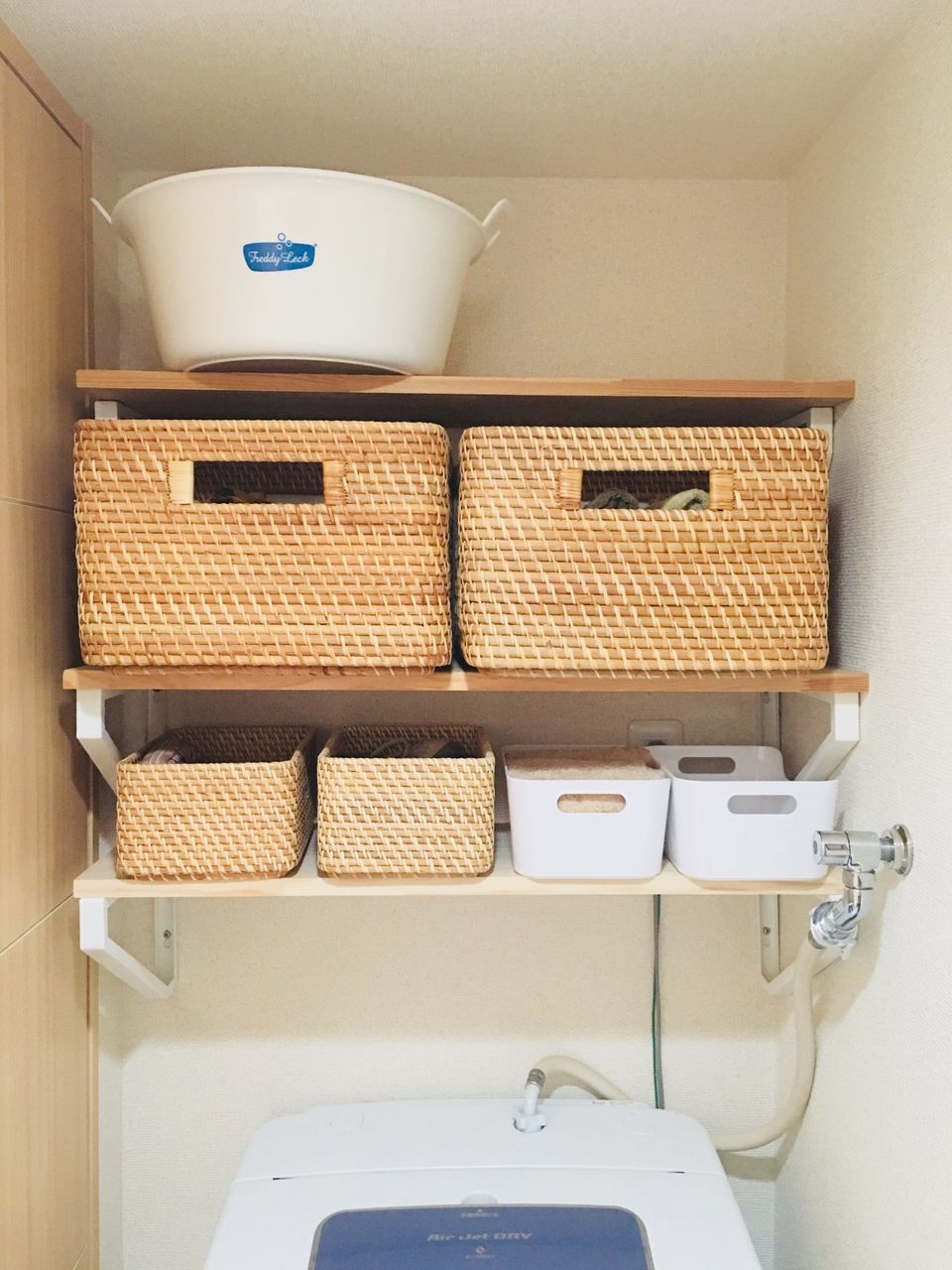 無印のトタンバケツが洗濯機の棚上にジャスト♪配線カバーで洗濯