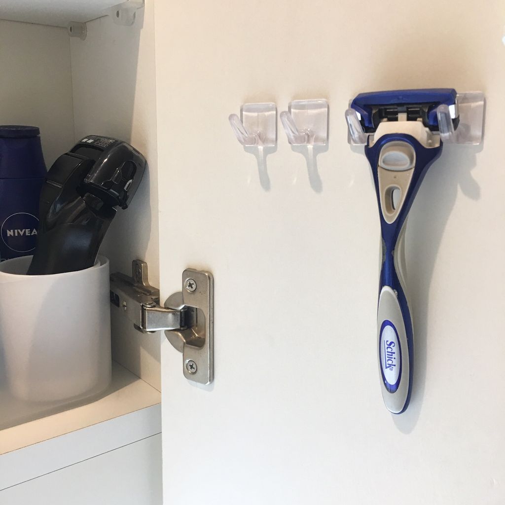 ダイソー クリアフックで洗面台の鏡裏にシンプルなシェーバー収納が完成 An S日和 気切っ子育児と日々のくらし