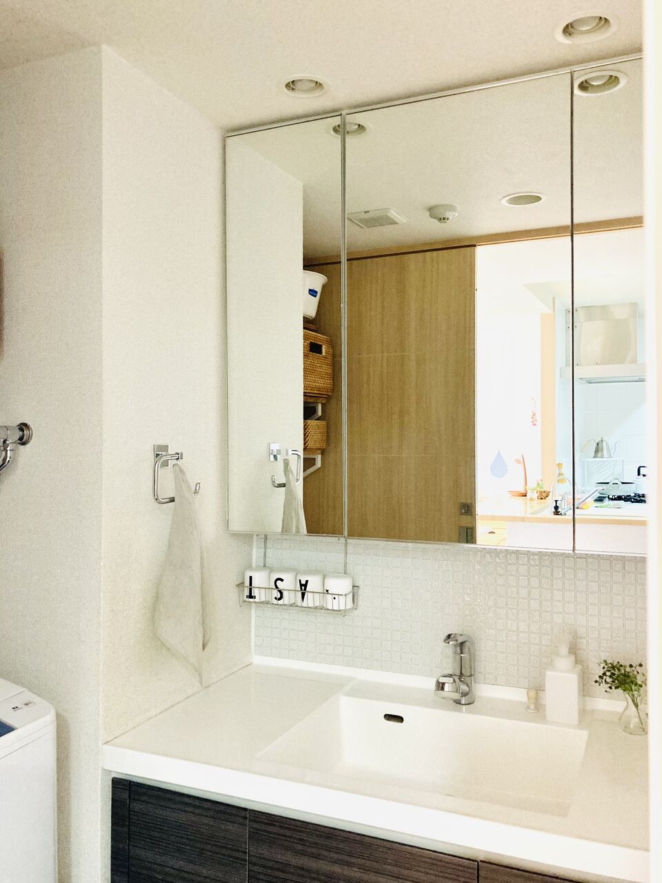 無印 ダイソー で洗面台プチ改造 家族4人分のコップを浮かせて掃除が楽になりました An S日和 気切っ子育児と日々のくらし