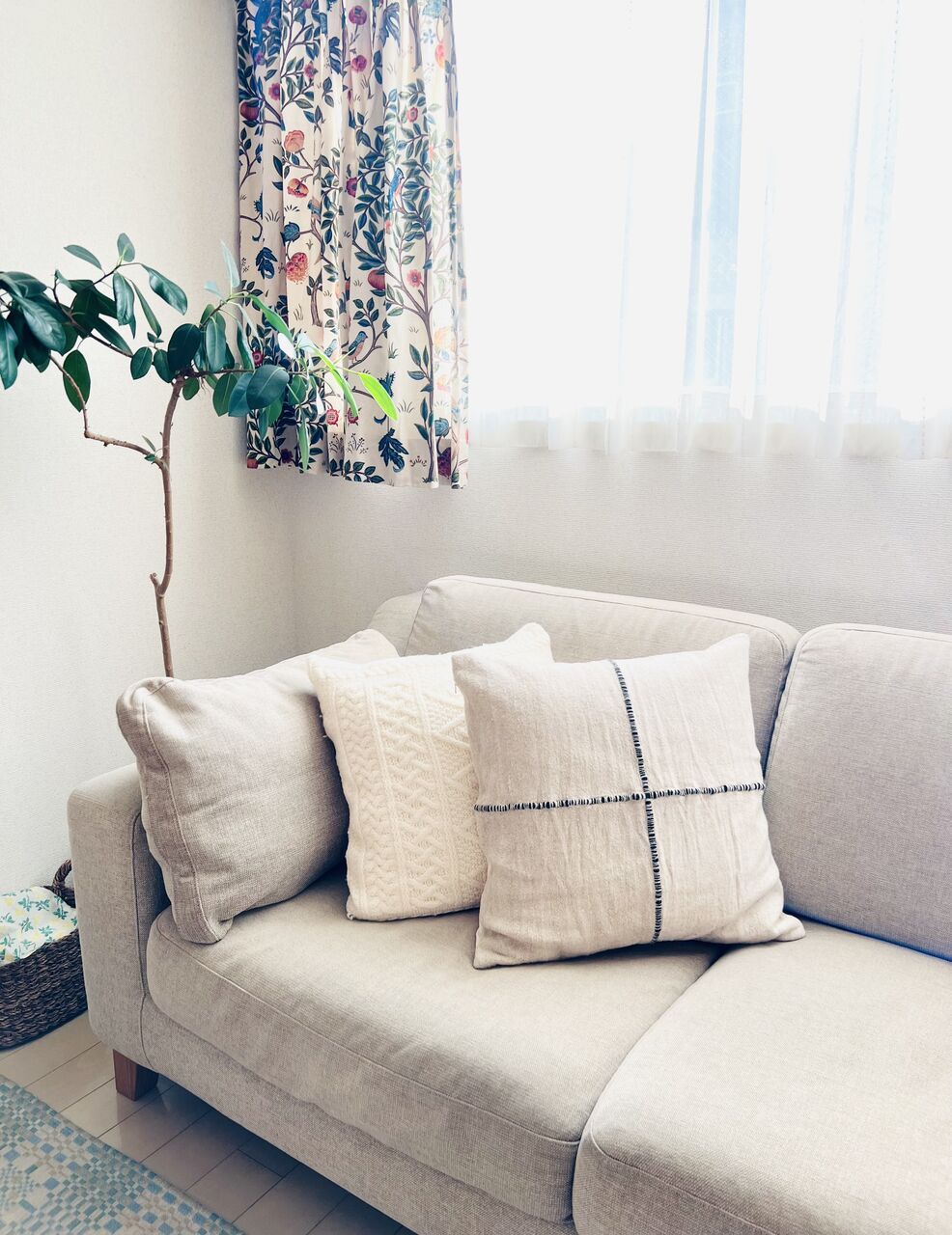 ZARAホーム　サテン　羽ファー付き⭐️豪華クッション2つセット ZARAホーム サテン 羽ファー付き⭐️豪華クッション2つセット