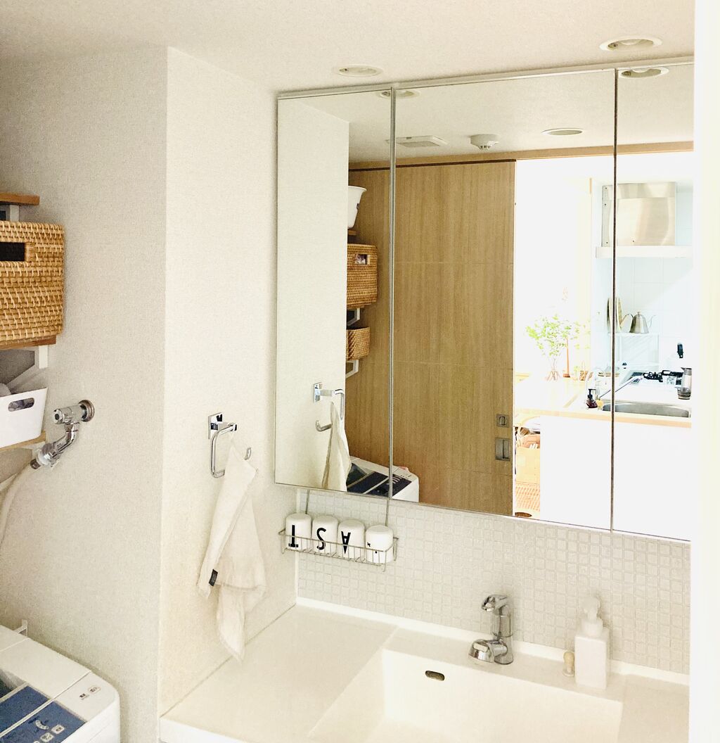 ニトリ 洗面台の鏡扉裏に貼る拡大鏡を貼ってみました An S日和 気管切開児の子育て 暮らし ニトリ 洗面台の鏡扉裏に貼る拡大鏡を貼ってみました An S日和 気管切開児の子育て 暮らし