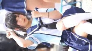 【無料エロ動画】 ゲーキャラのコスで激写会をするポニテ美ガールのちょいパンモロ☆
