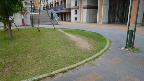 九州大学の整備された庭を学生が導線の通り歩かない→オハイオ州立大学にはそれを逆手に取った庭があるらしい