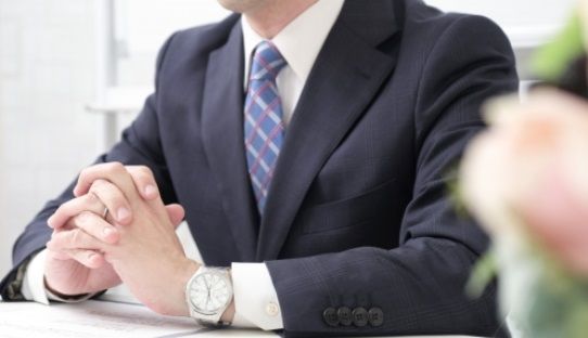社内で人事に匿名で報告するシステムがあるので不正を報告したら自分が報告したことが当事者にバレていた
