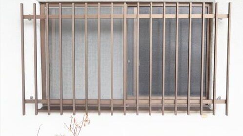 窓に格子をつけようとしたら入荷が来年と言われたので「今度はアルミ不足なの？」とサッシ屋さんに聞いたら