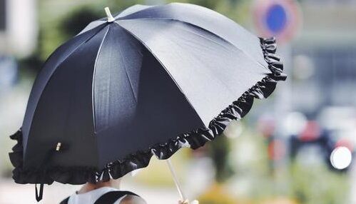 猛暑で日傘をさせば「気取ってる」川遊びでライフジャケットを着れば「気合い入れすぎ」命を守る道具を笑う風潮