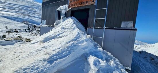 大朝日岳山の避難小屋のドアを閉めずに帰った登山者のせいで大惨事