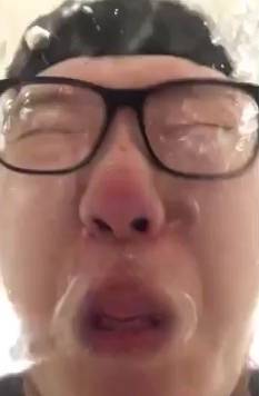 【画像】ヒカキンさん、溺し寸前の動画をアップロードする