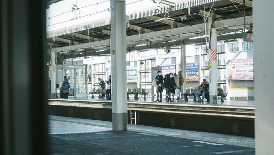 駅の電光表示板に表示された卒業生へのメッセージが感動的すぎると話題に