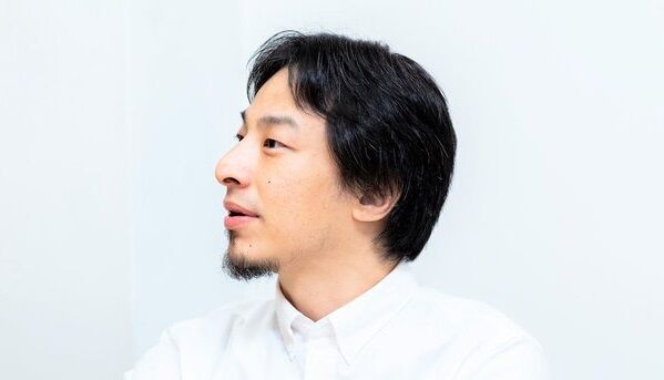 ひろゆき「新幹線や飛行機で『シート倒していいですか？』と聞いて断られるのが嫌なので無言で倒す派のおいらです」