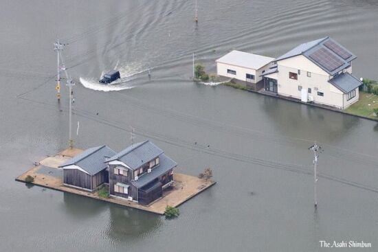 水没した街に浮かぶ「2軒だけ高い家」福井の大雨でも無事だった賢い家に感心「水害のリスクを知っていた」