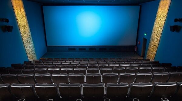 なんでこういう映画館日本で流行しないの？