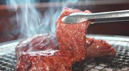 水着姿で焼肉する美女集団に全裸中年男性が一言