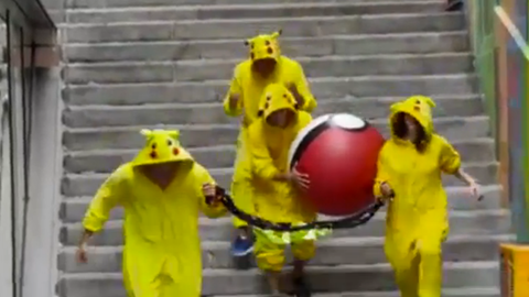 【動画あり】海外で巨大モンスターボールを一般人にぶつけるバカッターが現るｗｗｗｗｗｗｗ