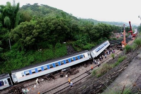 カメルーンで列車が脱線し、５３人が死亡・・