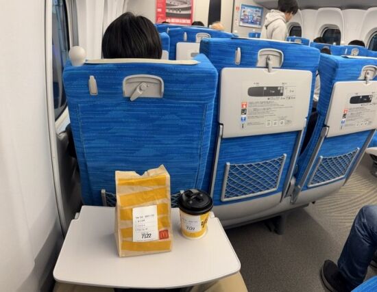 「新幹線でマックを食う奴は常識がない」アリかナシかで意見が真っ二つに