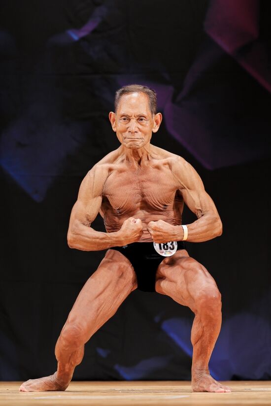 「本当に異常」90歳ボディビルダーの肉体が話題に「生きてるだけですごいのに…」