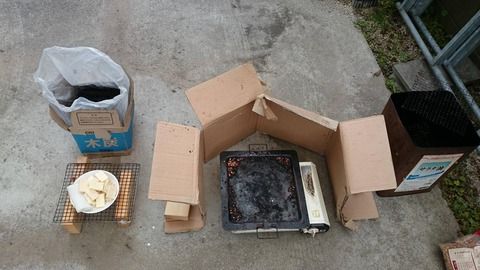 今からカマボコとチーズの燻製作るよー