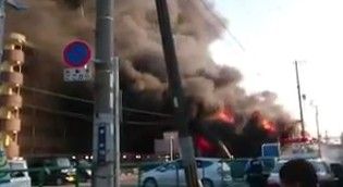 【ヤバイ】南海電車・泉大津駅の近くの大津毛織工場で大規模な火事発生!! 火と煙の勢いがヤバ過ぎるんだが…