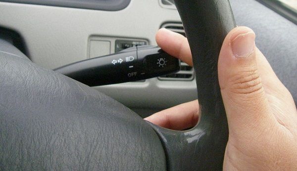 教習所「ウインカーを出すように教えると『なんで出さなきゃいけないの』と聞かれる」