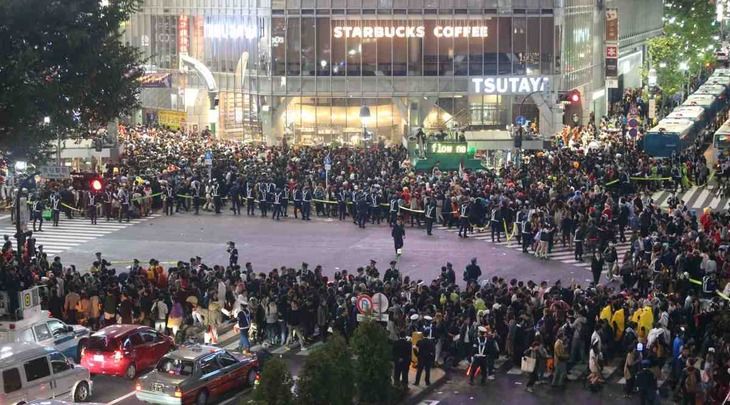 馬鹿「渋谷でハロウィン！」警察「せや！危険やから歩行者天国にして馬鹿共を守ったろ！」