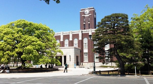 京都新聞「今年の京大祭のテーマには何か深い意味があるに違いない」