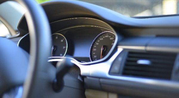 男性が初デートで女性に合理的な提案をして断られる