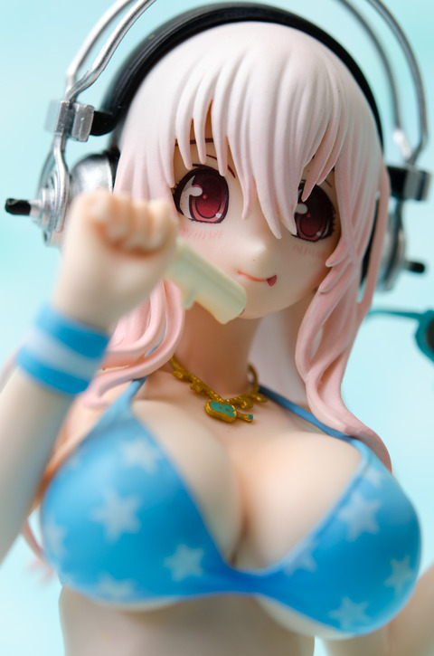 06877