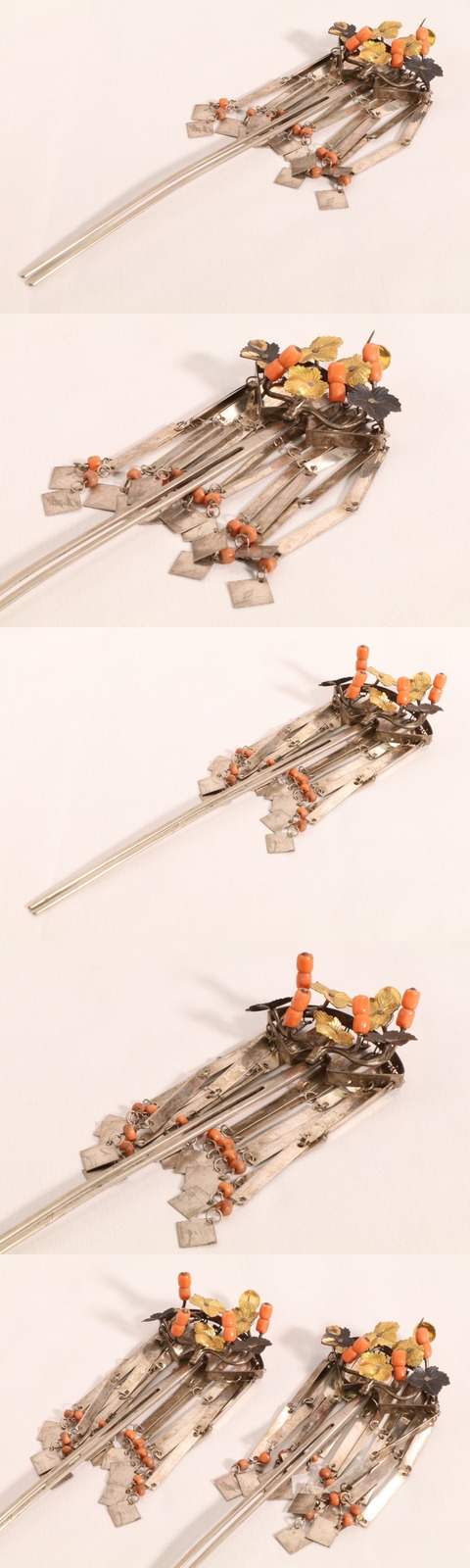 Ant.Q《和装 小物》 時代 銀製 扇抜形 金 珊瑚 細工 装飾 簪 二本 木箱 古裂 付 髪飾 かんざし 櫛 笄 珊瑚 金工 象嵌