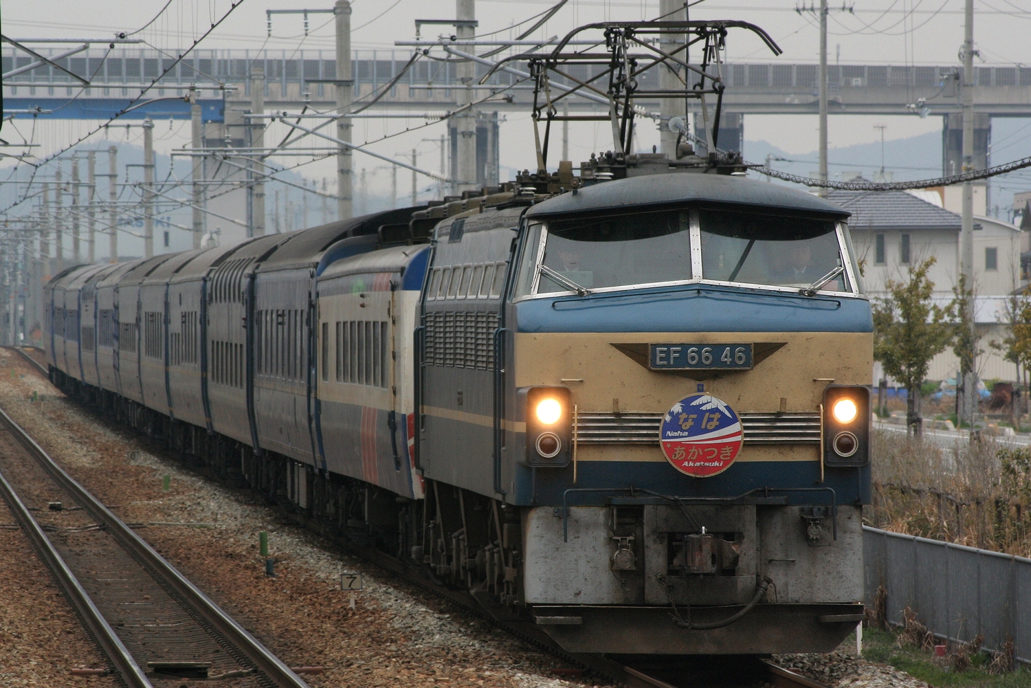 JR西】EF66+24系客車「なは・あかつき」 : 写真あげ庫