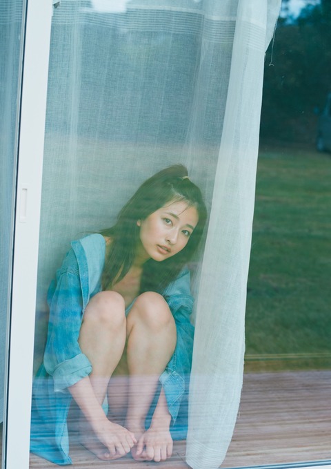 斉藤里奈1st水着写真集「色彩」