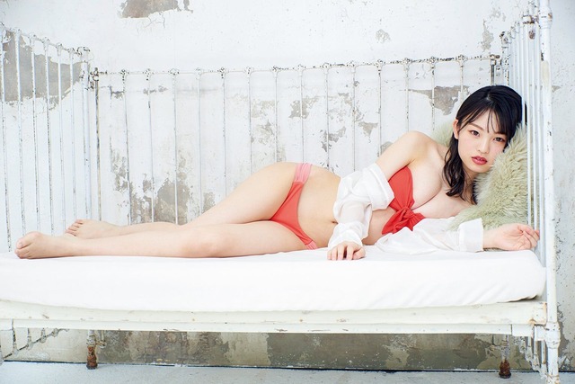 NMB48新澤菜央の水着グラビア