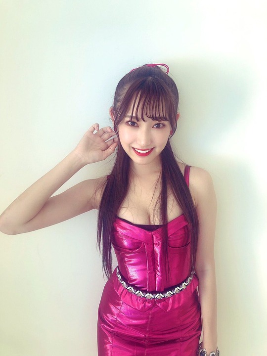 NMB48原かれん胸谷間衣装