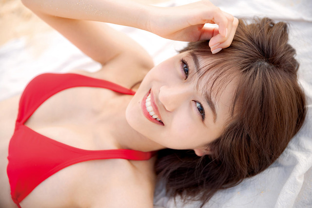AKB48篠崎彩奈1st水着グラビアDVD「Decade with you」