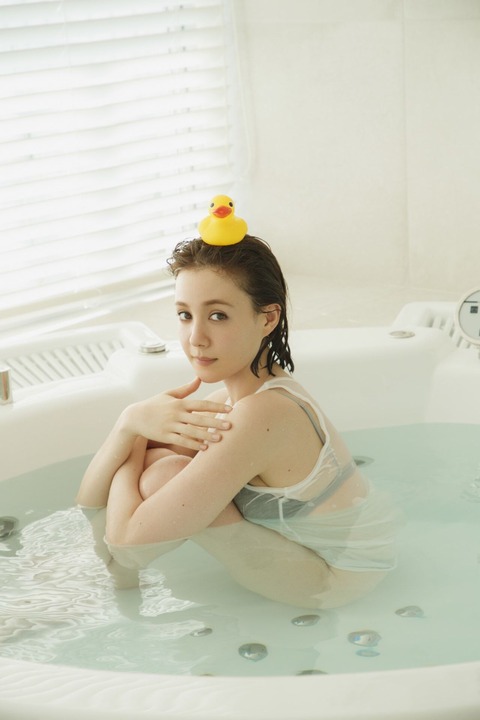 トリンドル玲奈2nd写真集「あいまい」