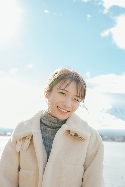 乃木坂46秋元真夏卒業記念写真集『振り返れば、乃木坂』