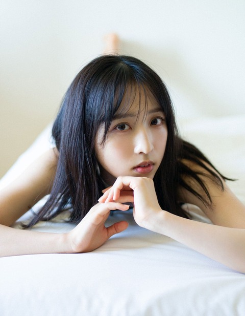 AKB48小栗有以1st水着写真集「君と出逢った日から」