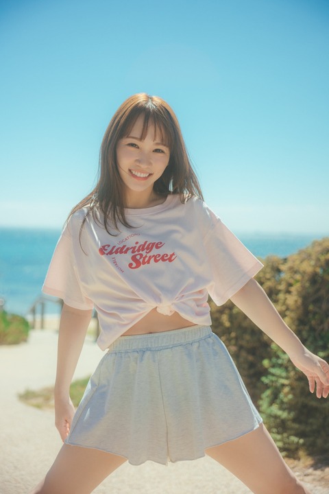 川栄李奈1st写真集「youphoria」ランジェリー&水着カット