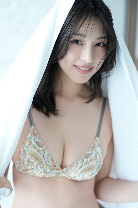 元乃木坂46相楽伊織デジタル写真集『Beside Seaside』