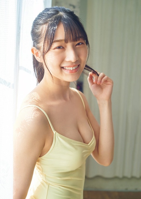 NMB48安部若菜の水着グラビア